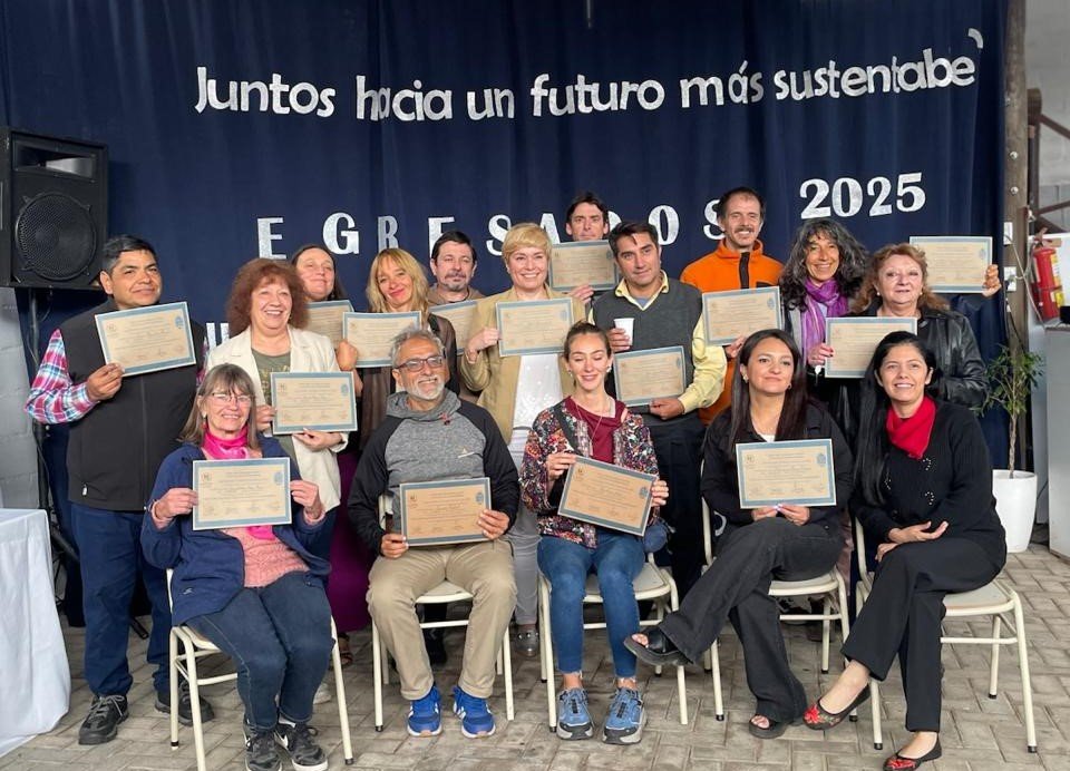 Egresados 2025 de CLESPA Educación posando con sus diplomas bajo el lema Juntos hacia un futuro más sustentable.